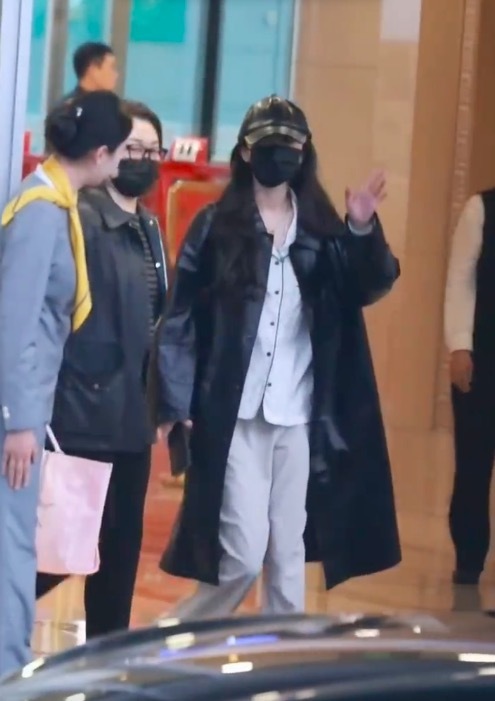 杨幂穿着睡衣回国 时尚博主：柔飒平衡的典范